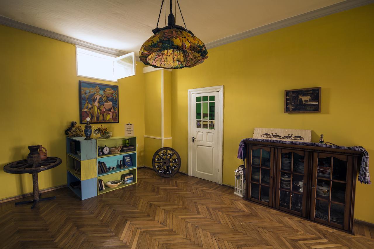 Royz Hostel Tbilisi Buitenkant foto